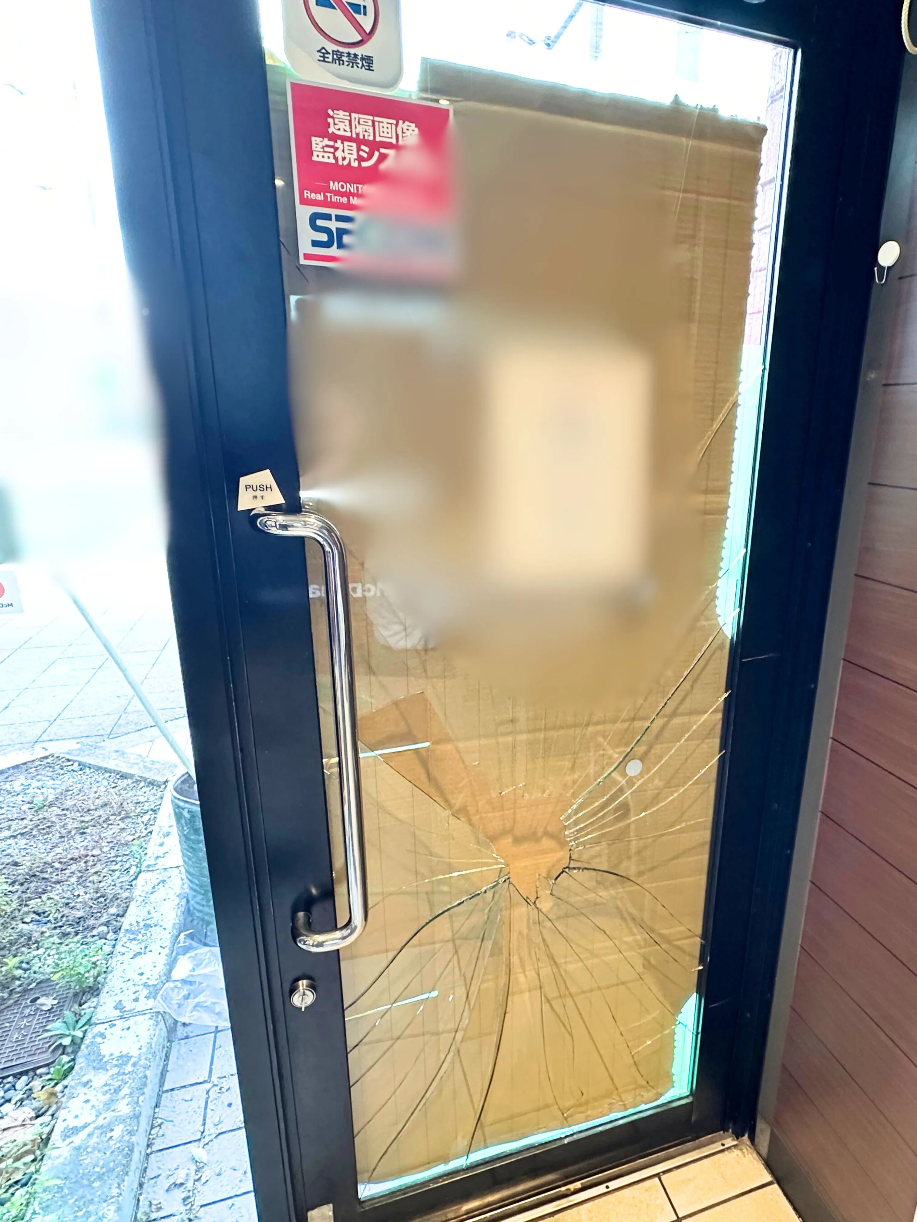 店舗　縦線網ガラス修理