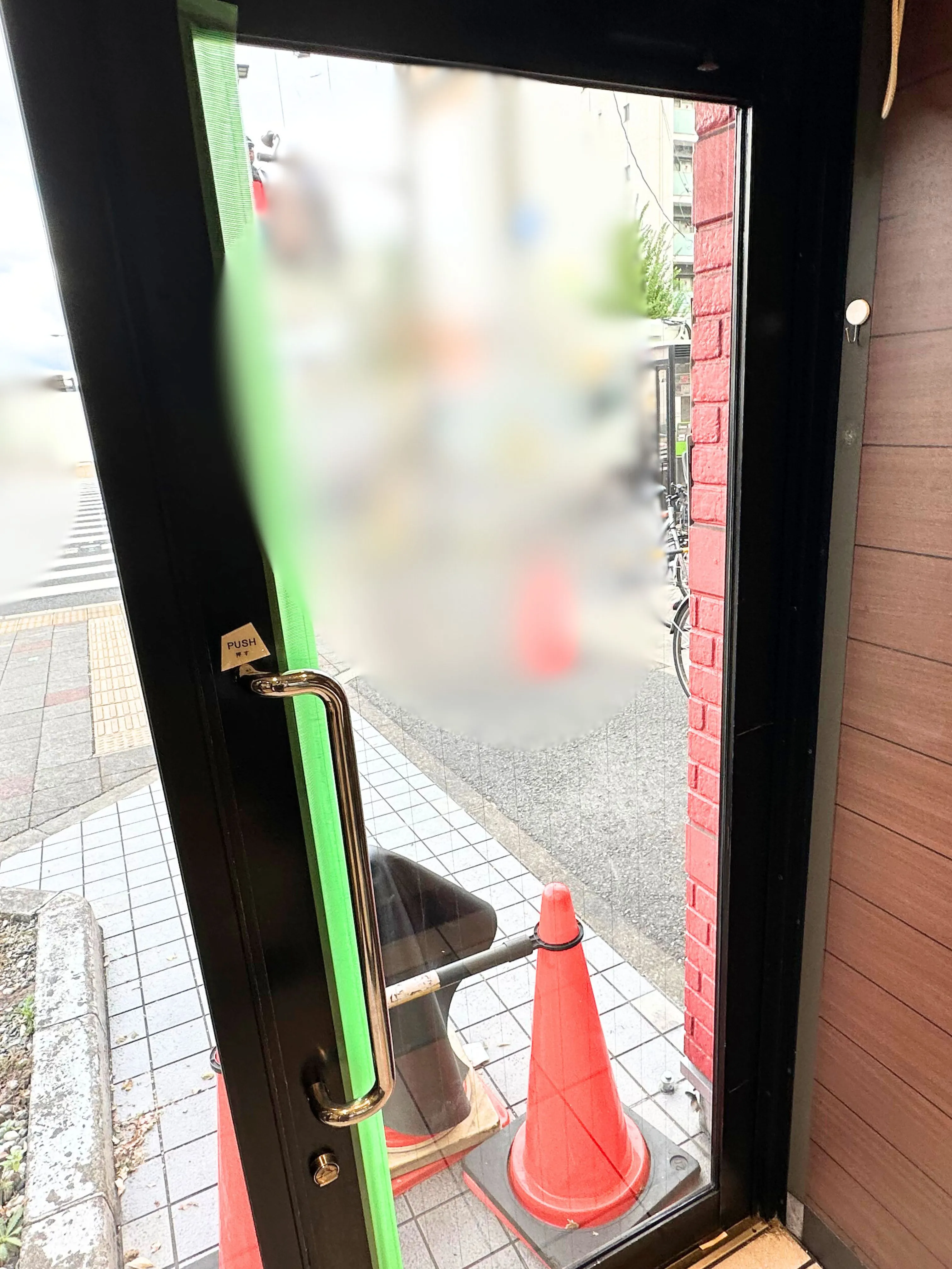 店舗　縦線網ガラス修理