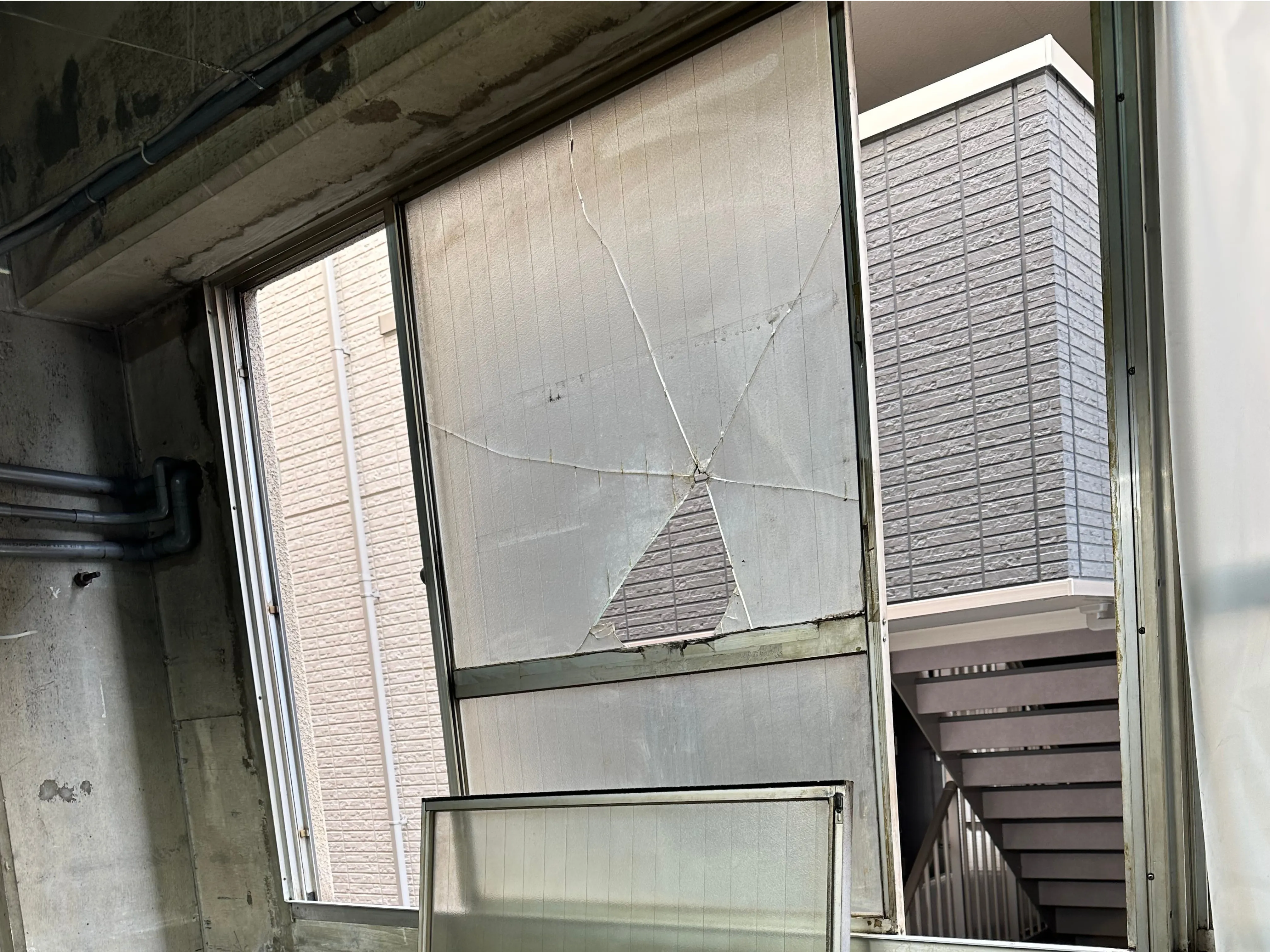 工場　窓ガラス